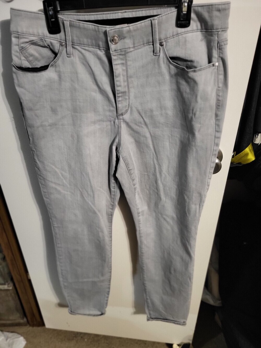 CHICOS GRAY SKINNY JEANS SZ 2.5